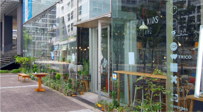 街道沿いの商店